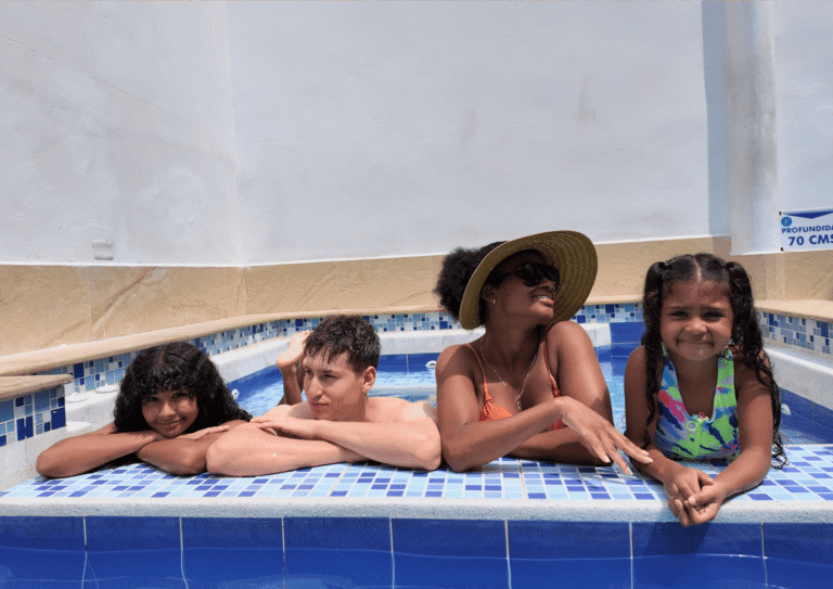 clientes-felices-hotel-en-mesitas-13